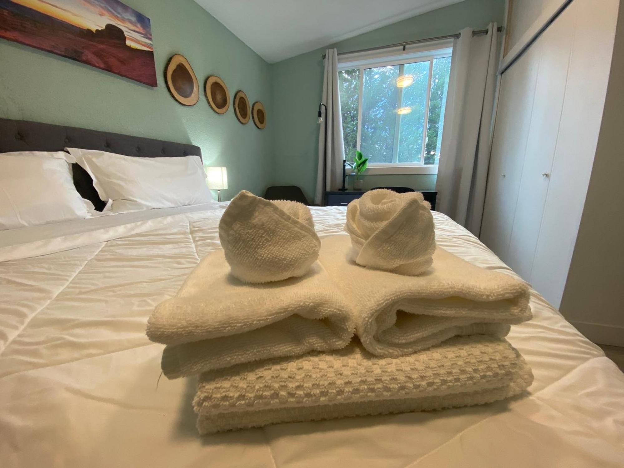 Hudson Homes Bnb Saanich Bagian luar foto